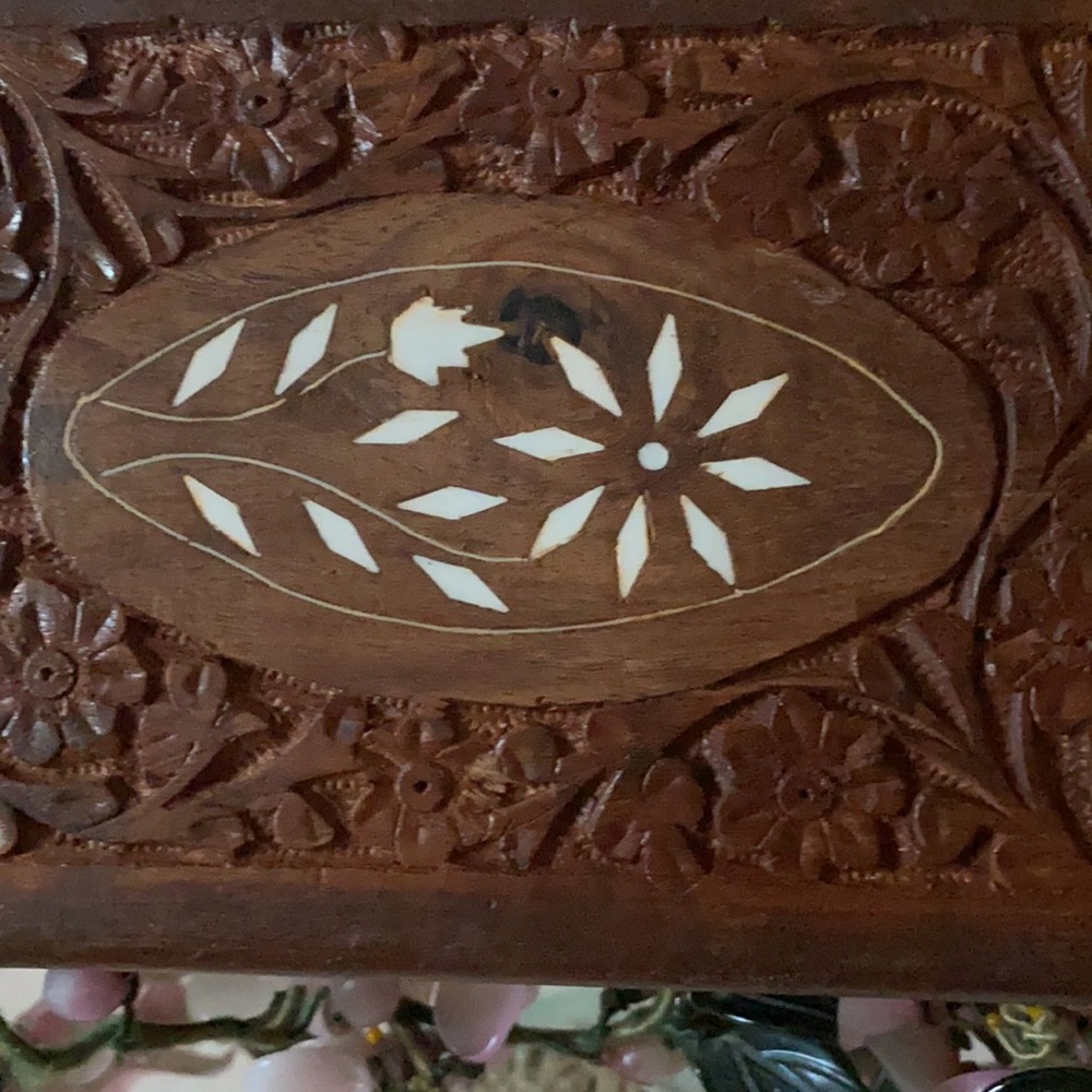 Vintage engraved rose wood jewelry box - Picture 2 of 7